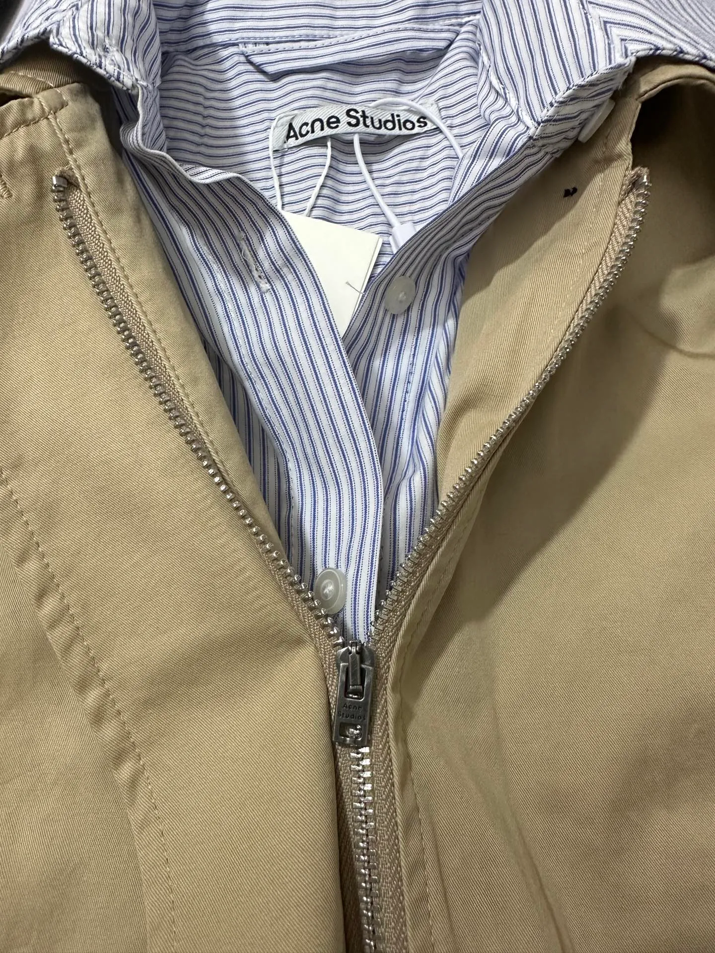 Acne Studios 26FW fake two-piece spliced ​​short jacket. Appearance: light cream Yellow/Khaki butter-colored coat body, spliced ​​Cream White shirt lapel + cuff cuffs, cuff cuffs to reveal shirt fabric details; placket hidden button design, no exposed zipper, side pockets. Version: short boxy loose straight version, the length is short, the dropped shoulders are slightly loose, the fake two-piece visual effect, no inner shirt is required, and it comes with a shirt collar + cuff cuffs. Customized hardware, threads, accessories, plate alignment, men and women, Same Style Color: Khaki Color Size: XS S M L
